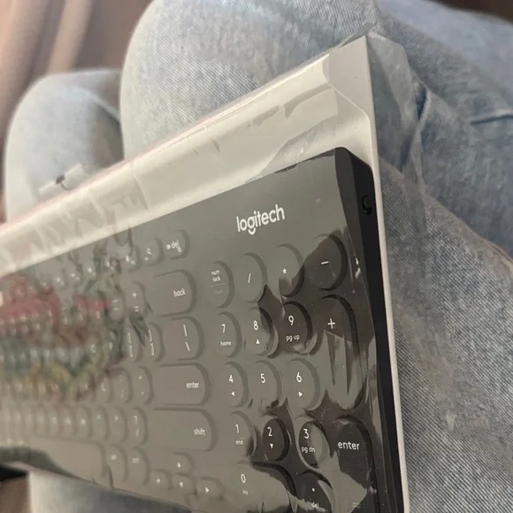 Logitech Wireless Keyboard in Black - Picture 4 of 11